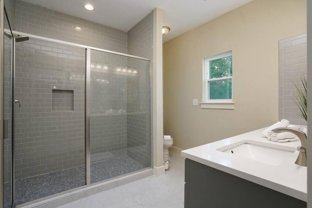 Spacious, Sleeps 6, St Phillips, King Bed San Antonio Buitenkant foto